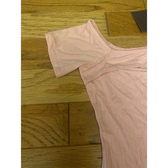 NWT Lelis women's pink ribbed peek a boo off the shoulder bodysuit size small - Picture 3 of 9